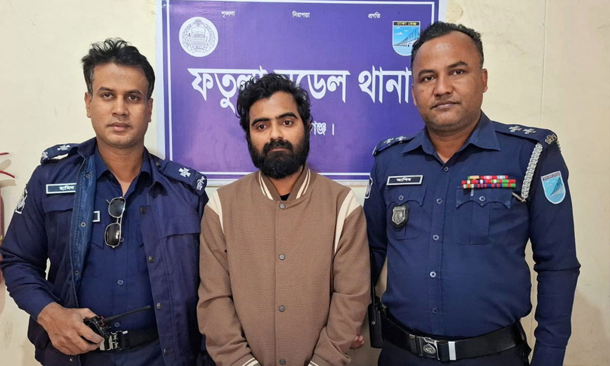 ফতুল্লায় বিদেশি পি'স্ত'ল ও গু'লি'স'হ স'ন্ত্রা'সী মাইনুল ইসলাম পাবেল গ্রে'প্তা'র