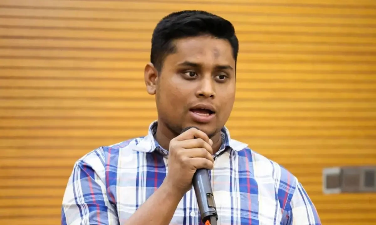 ভোটকেন্দ্রে মোবাইল ফোন নিষিদ্ধের সিদ্ধান্তে হাসনাতের প্রতিক্রিয়া