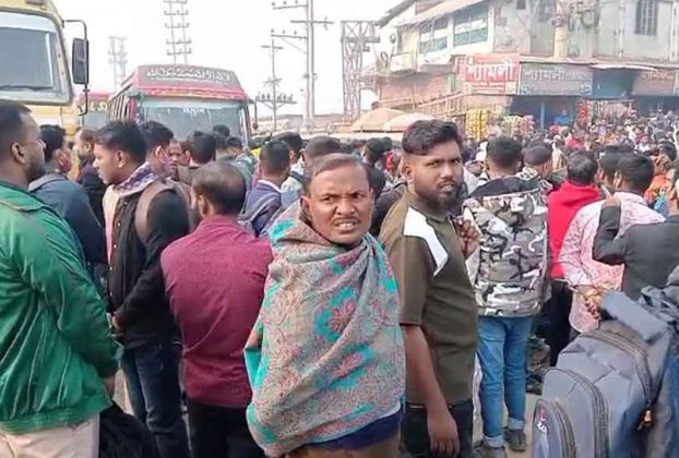 বাড়তি ভাড়া আদায়ের অভিযোগে সাভারে সড়ক অবরোধ