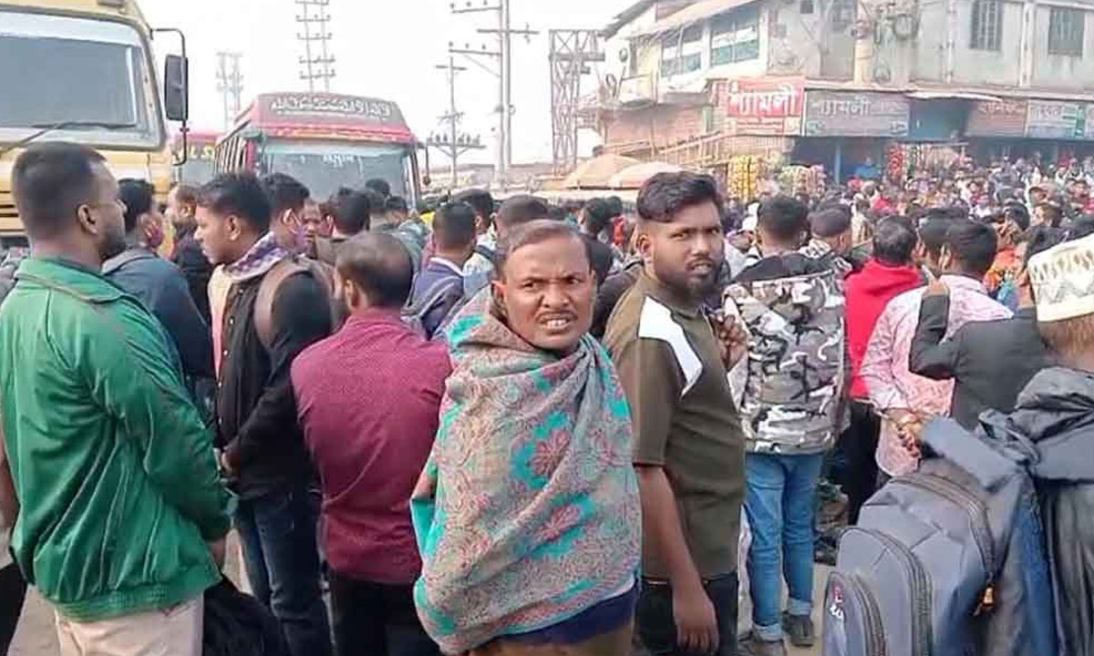 বাড়তি ভাড়া আদায়ের অভিযোগে সাভারে সড়ক অবরোধ