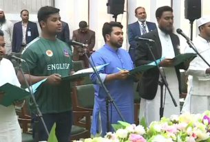 কুমিল্লা-৪ থেকে বিজয়ী হাসনাত আবদুল্লাহ সংসদে শপথ নিলেন ‘ঐতিহাসিক’ জার্সিতে