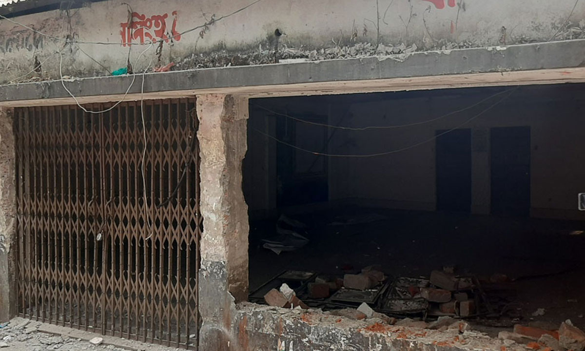 ময়মনসিংহ জেলা আওয়ামী লীগ কার্যালয় ভাঙচুর করেছে বৈষম্যবিরোধী ছাত্র আন্দোলন