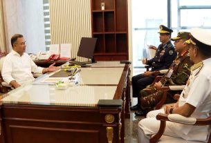 প্রধানমন্ত্রীর সঙ্গে তিন বাহিনী প্রধানের সাক্ষাৎ