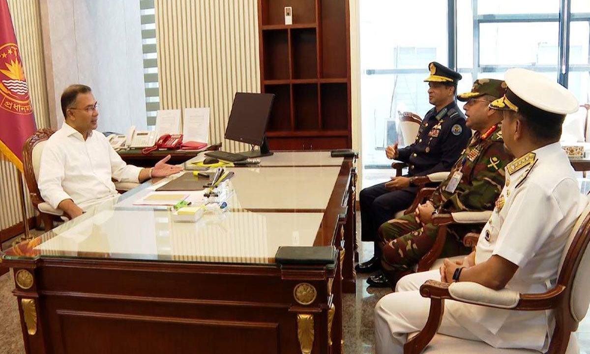 প্রধানমন্ত্রীর সঙ্গে তিন বাহিনী প্রধানের সাক্ষাৎ