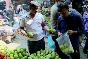 রমজানের প্রথম দিনেই নিত্যপণ্যের বাজারে আ'গু'ন, লেবু-সবজির দাম দ্বিগুণেরও বেশি