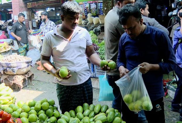 রমজানের প্রথম দিনেই নিত্যপণ্যের বাজারে আ'গু'ন, লেবু-সবজির দাম দ্বিগুণেরও বেশি