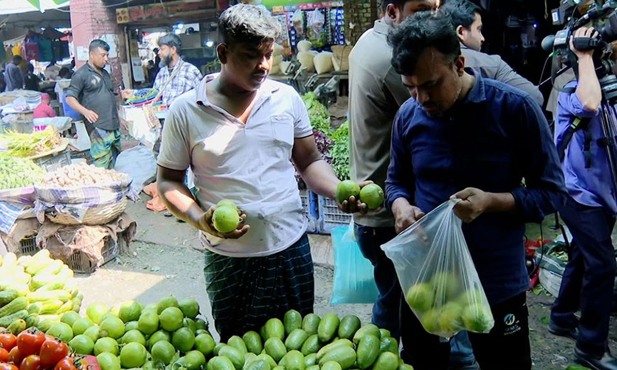 রমজানের প্রথম দিনেই নিত্যপণ্যের বাজারে আ'গু'ন, লেবু-সবজির দাম দ্বিগুণেরও বেশি