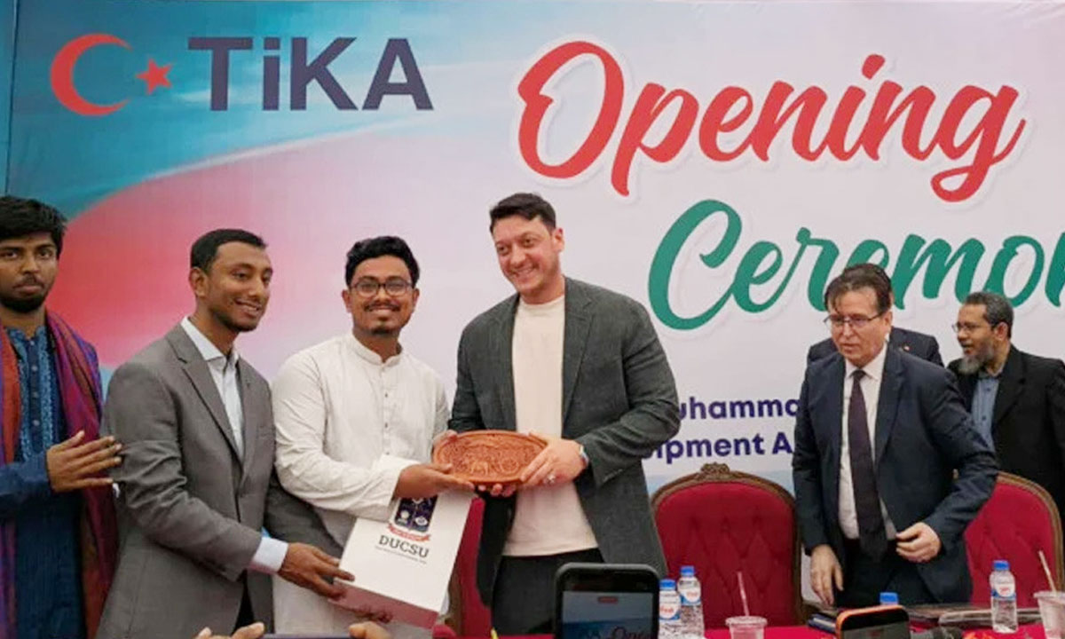 ঢাকা বিশ্ববিদ্যালয়ে বিশ্বকাপজয়ী মেসুত ওজিল