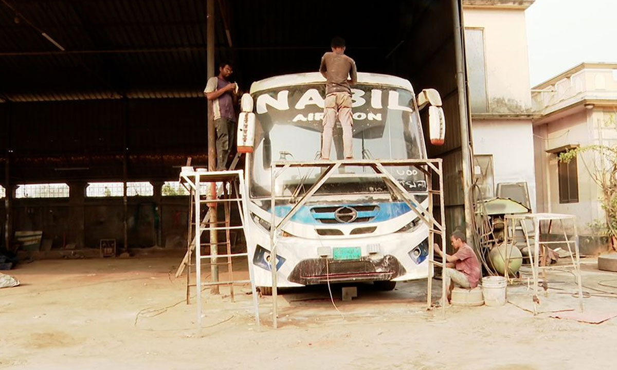 ঈদযাত্রা সামনে রেখে বাস-ট্রেন-লঞ্চে শেষ মুহূর্তের প্রস্তুতি