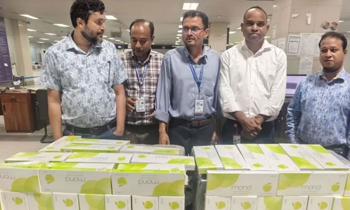 বিমানবন্দরে দুই যাত্রীর ব্যাগে মিলল বিদেশি সিগারেট, অতঃপর...