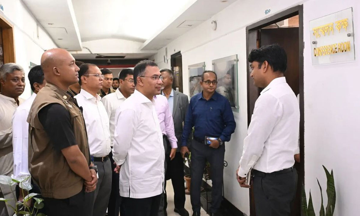 বিভিন্ন মন্ত্রণালয় আকস্মিক পরিদর্শন প্রধানমন্ত্রীর