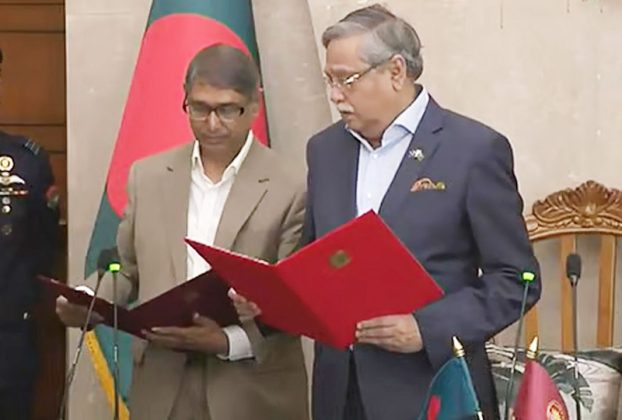 আহমেদ আযম খান মন্ত্রিপরিষদে যোগদান, রাষ্ট্রপতির কাছে শপথ