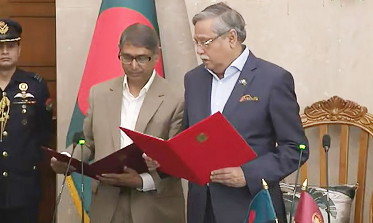 আহমেদ আযম খান মন্ত্রিপরিষদে যোগদান, রাষ্ট্রপতির কাছে শপথ