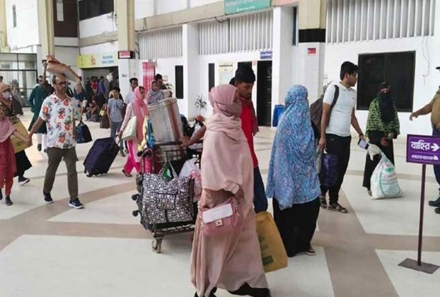 ঈদের ছুটি শেষে ঢাকায় ফিরছেন কর্মজীবীরা, স্বাভাবিক ছন্দে অফিস-আদালত