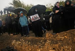 লেবাননে নিহত সাংবাদিকদের দাফন সম্পন্ন, শেষ শ্রদ্ধায় ভিড়