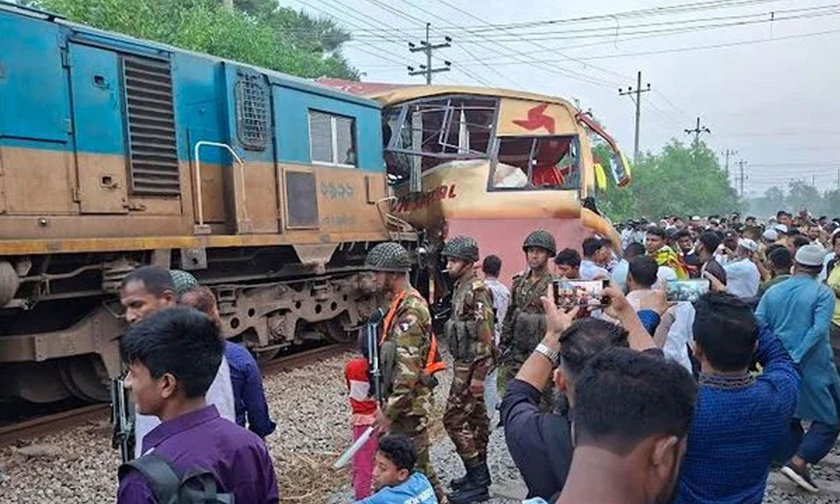 কুমিল্লায় বাস-ট্রেন সং'ঘ'র্ষ, গেটম্যান হেলাল গ্রে'প্তা'র
