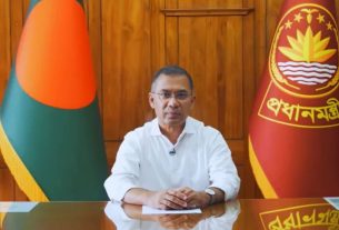 ছুটি শেষে সচিবালয়ে কর্মব্যস্ত প্রধানমন্ত্রী