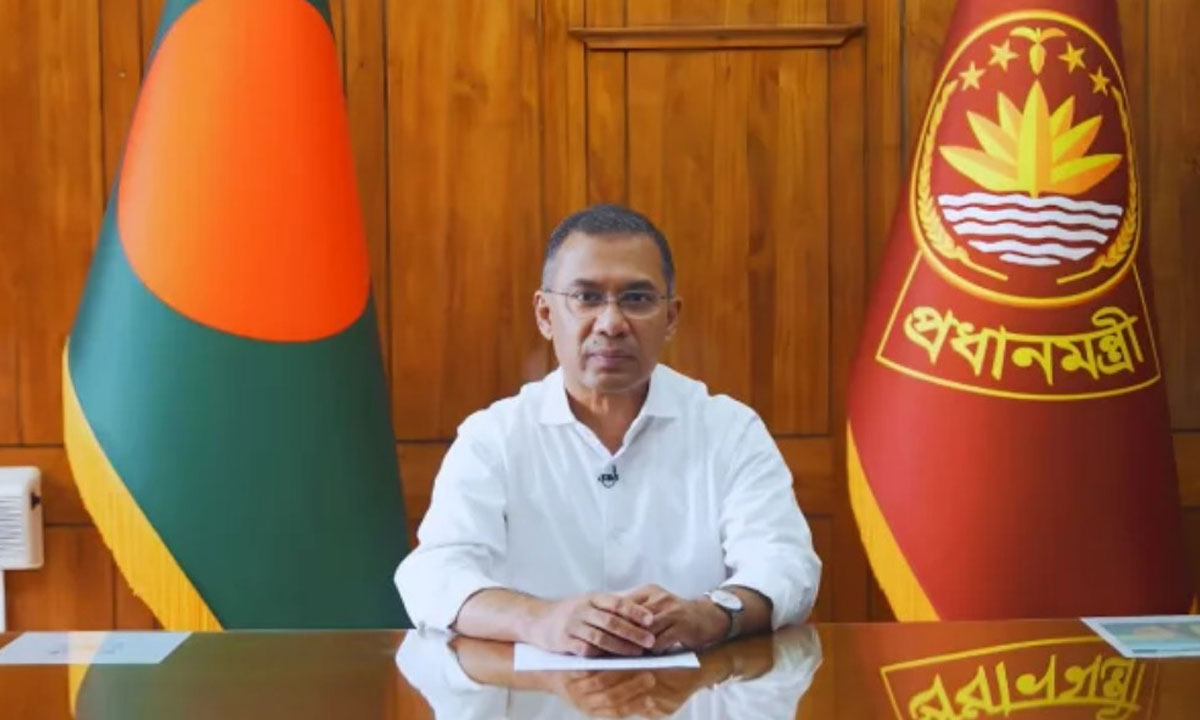 ছুটি শেষে সচিবালয়ে কর্মব্যস্ত প্রধানমন্ত্রী