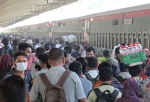 ছুটির প্রথমদিনে কমলাপুর স্টেশনে উপচে পড়া ভিড়, সময়মতো ছাড়ছে ট্রেন