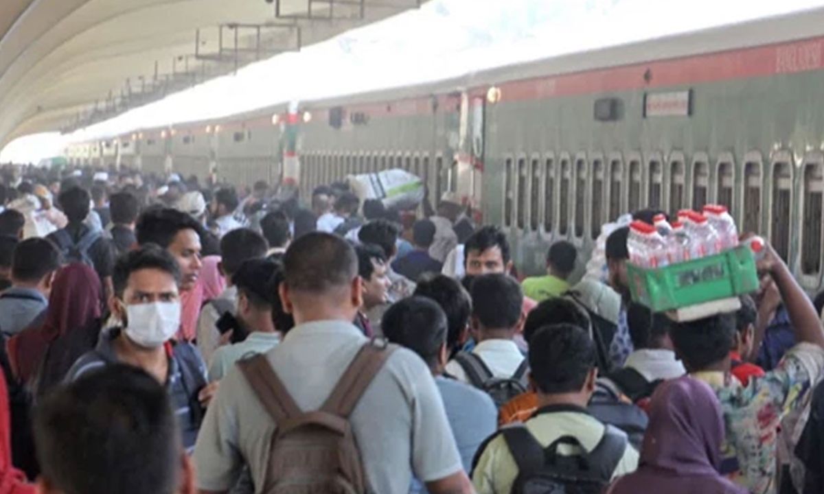 ছুটির প্রথমদিনে কমলাপুর স্টেশনে উপচে পড়া ভিড়, সময়মতো ছাড়ছে ট্রেন