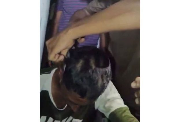 ফরিদপুরের সালথায় মা'দ'ক বিক্রির অভিযোগে যুবকের মাথার চুল কেটে প্রতিবাদ