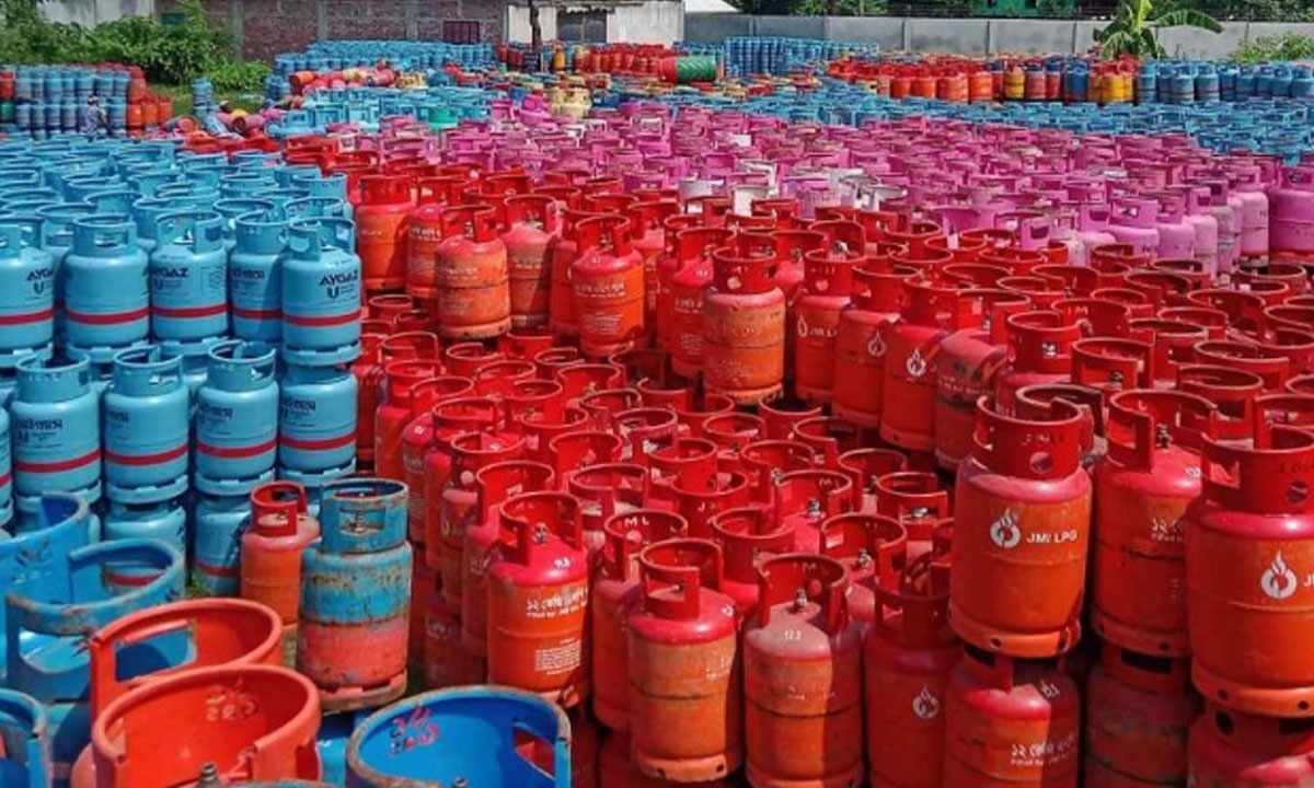 এলপি গ্যাসের দাম বাড়বে না কমবে, জানা যাবে আগামীকাল
