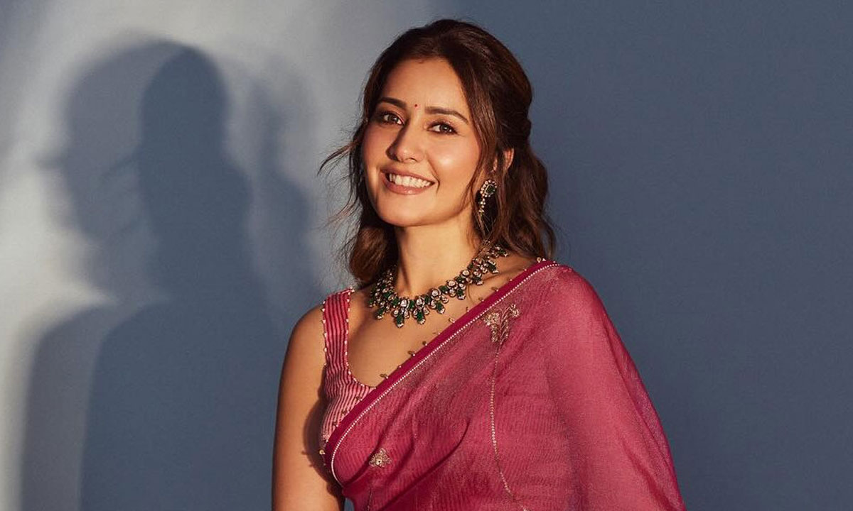 রাশি খান্নার শুটিং সেট থেকে ৬৬ হাজার টাকা চুরি!