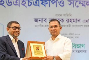 স্বাস্থ্যমন্ত্রীকে প্রধানমন্ত্রী— মন্ত্রী সাহেব প্রশংসা একটু কম কইরেন