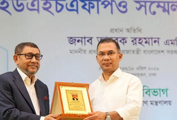 স্বাস্থ্যমন্ত্রীকে প্রধানমন্ত্রী— মন্ত্রী সাহেব প্রশংসা একটু কম কইরেন