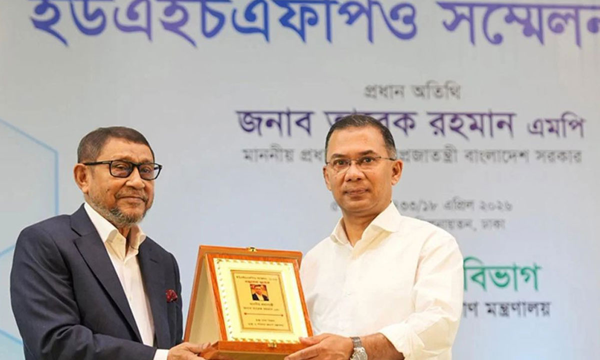 স্বাস্থ্যমন্ত্রীকে প্রধানমন্ত্রী— মন্ত্রী সাহেব প্রশংসা একটু কম কইরেন