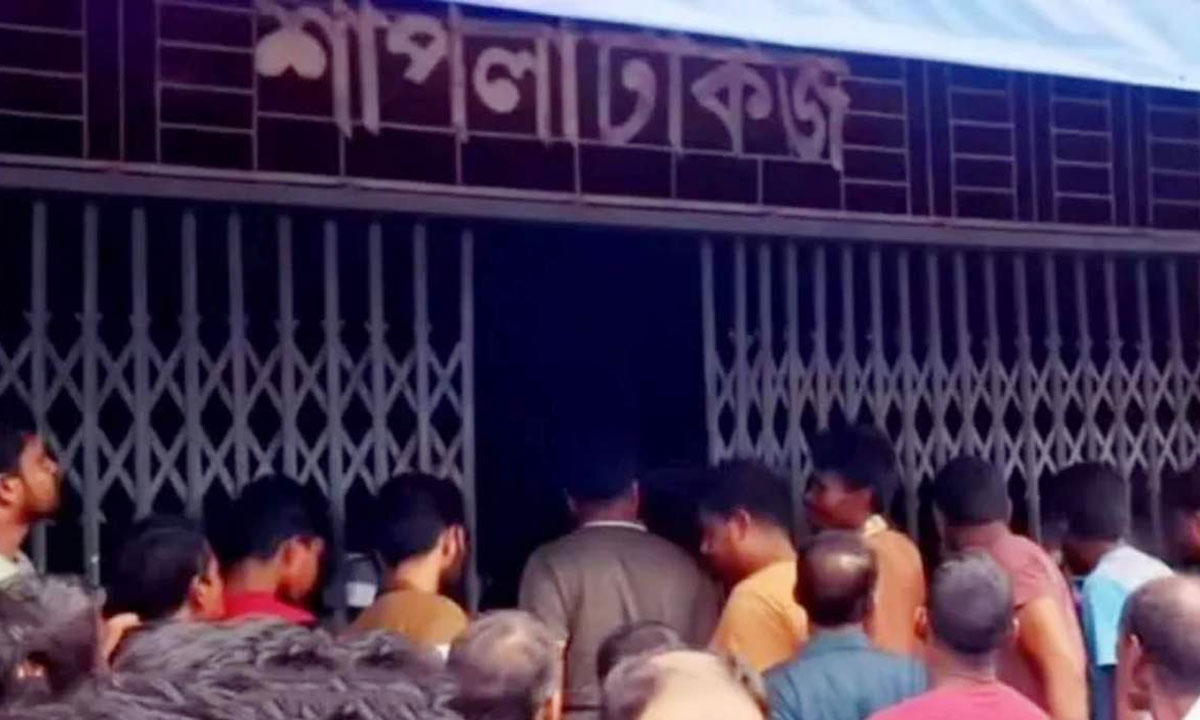 সিনেমা হল থেকে আ'প'ত্তি'ক'র অবস্থায় স্কুল-কলেজের ৩৫ ছাত্রছাত্রী আ'ট'ক