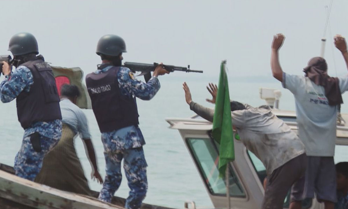 কোস্ট গার্ডের অভিযান: নাফ নদী থেকে উদ্ধার হচ্ছে ইয়াবা, স্থানীয় জেলেরা জড়িত