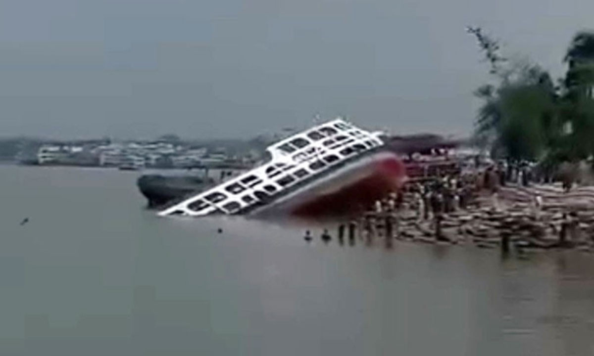 ভাটার টানে বরিশালে ‘মানিক-৪’ লঞ্চ ডুবি, অল্পের জন্য রক্ষা পেল প্রা'ণ'হা'নি