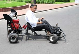 কলেজছাত্রের বানানো রেসিং কার চালালেন প্রধানমন্ত্রী