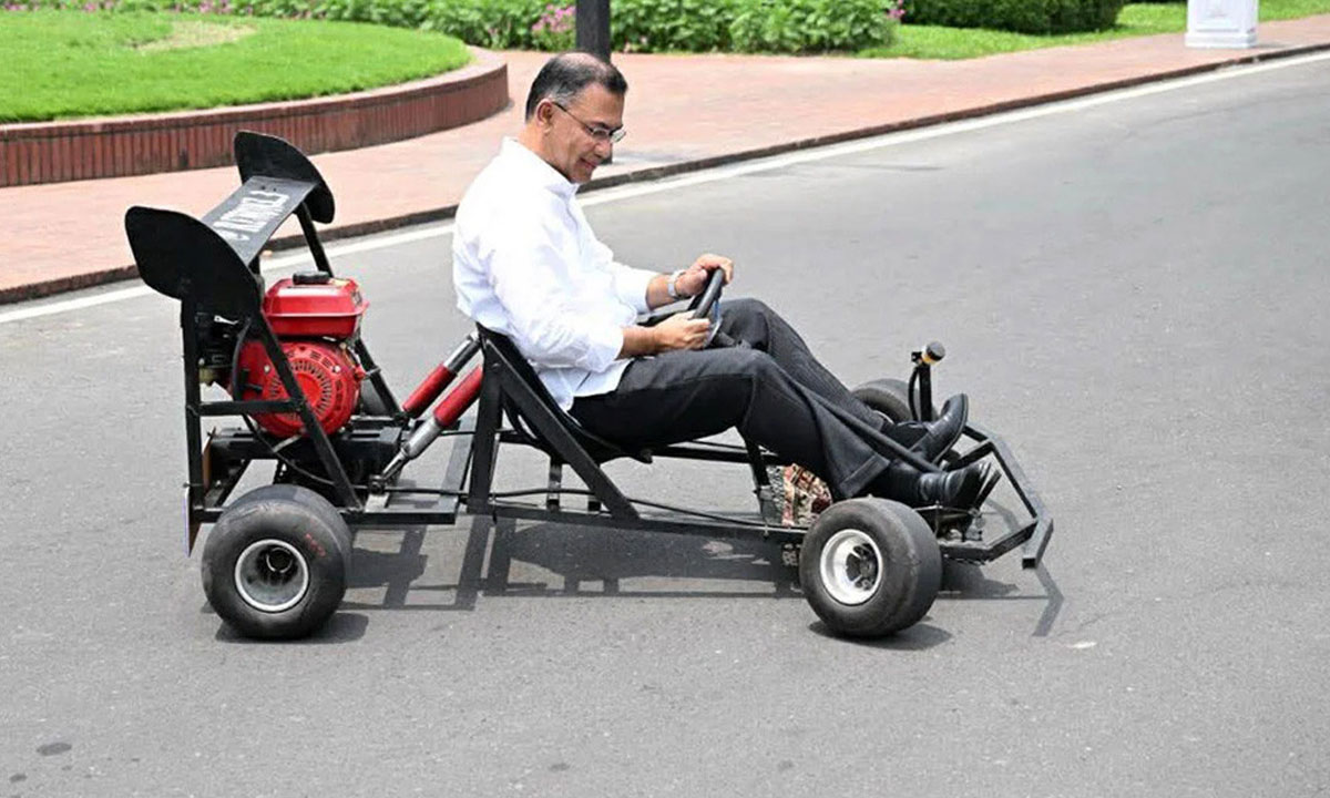 কলেজছাত্রের বানানো রেসিং কার চালালেন প্রধানমন্ত্রী