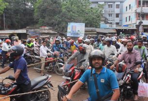 নানা উদ্যোগেও জ্বালানি তেলের সংকট কাটছে না
