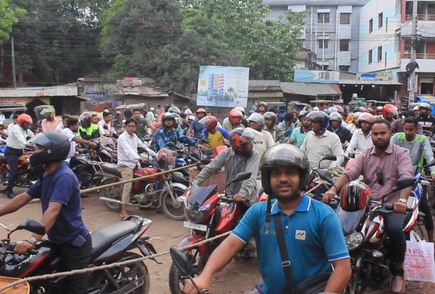 নানা উদ্যোগেও জ্বালানি তেলের সংকট কাটছে না