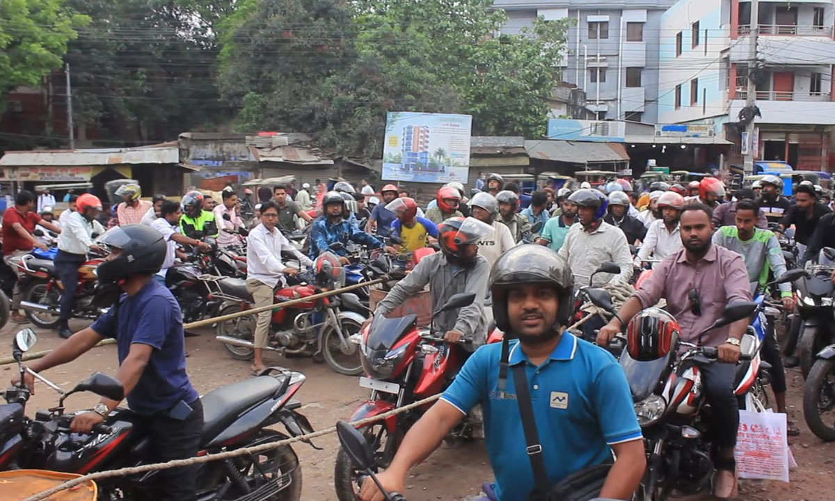 নানা উদ্যোগেও জ্বালানি তেলের সংকট কাটছে না