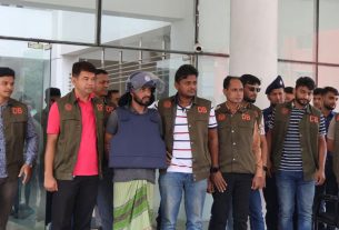 অ'স্ত্র'স'হ গ্রে'প্তা'র শীর্ষ স'ন্ত্রা'সী ওসমান গনি মনা, রয়েছে ১৮ মা'ম'লা