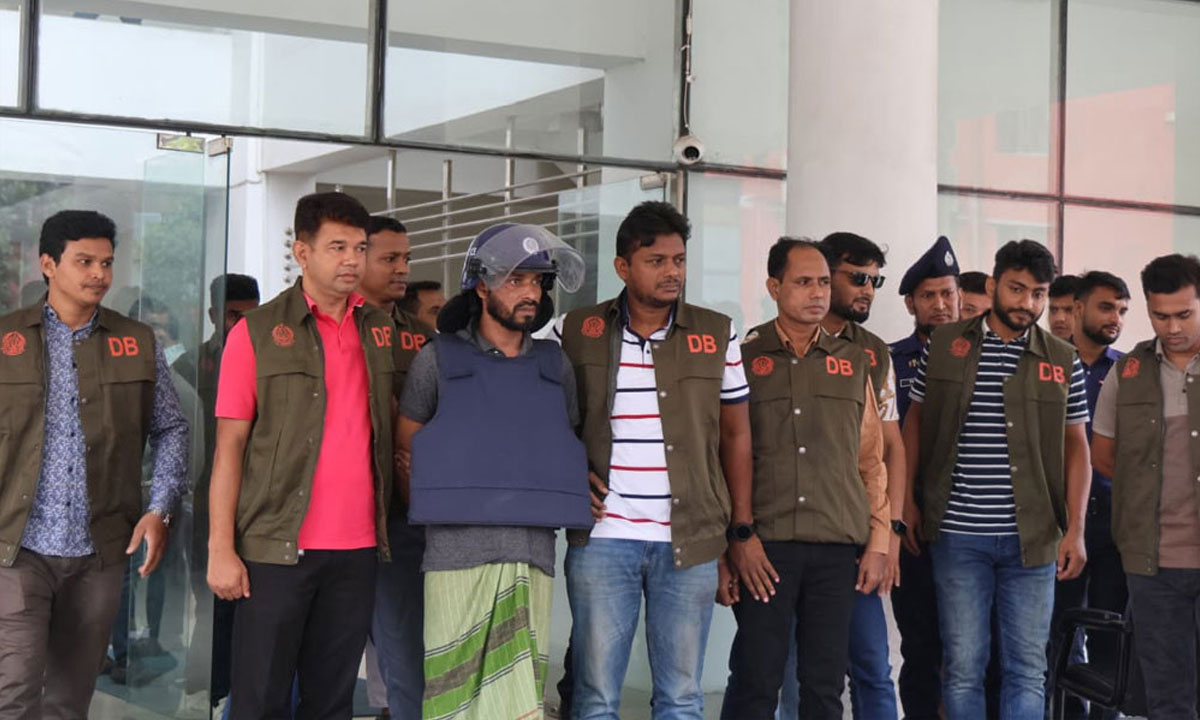 অ'স্ত্র'স'হ গ্রে'প্তা'র শীর্ষ স'ন্ত্রা'সী ওসমান গনি মনা, রয়েছে ১৮ মা'ম'লা