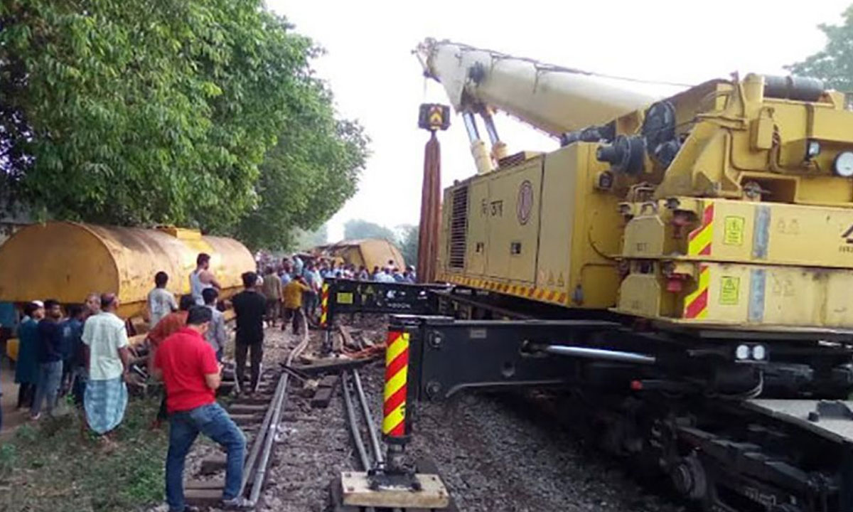 তেলবাহী ট্রেন লাইনচ্যুত ১৩ ঘণ্টা ধরে সিলেটের সঙ্গে রেল যোগাযোগ বন্ধ