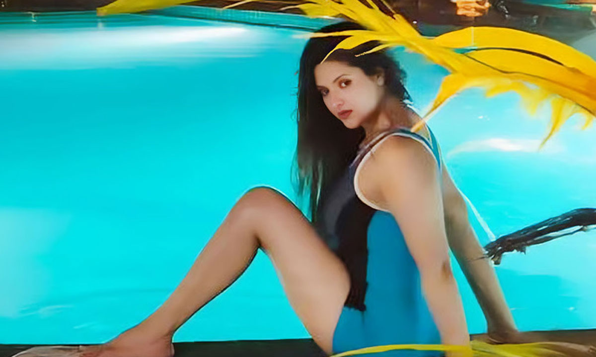 সুইমিংপুলের ভিডিও ঘিরে আলোচনায় পরীমনি