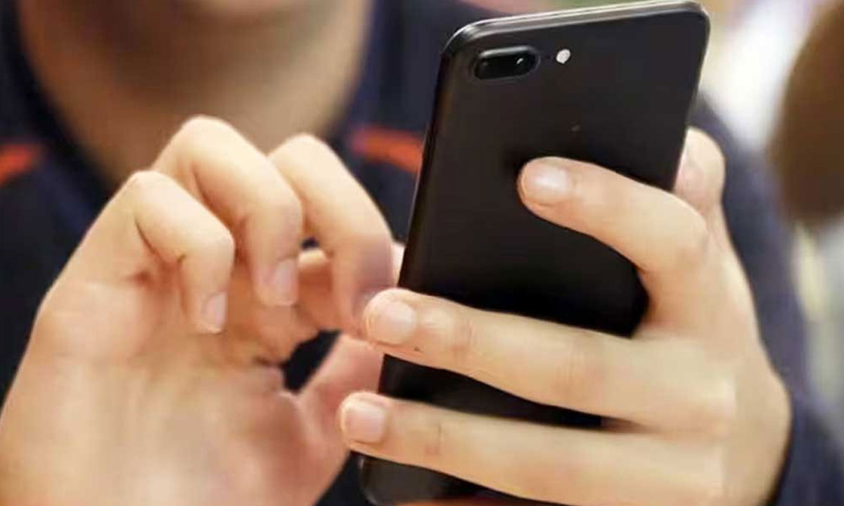 মোবাইলে প্রবাসী যুবকের একাধিক ‘বিয়ে’, এলাকায় চাঞ্চল্য