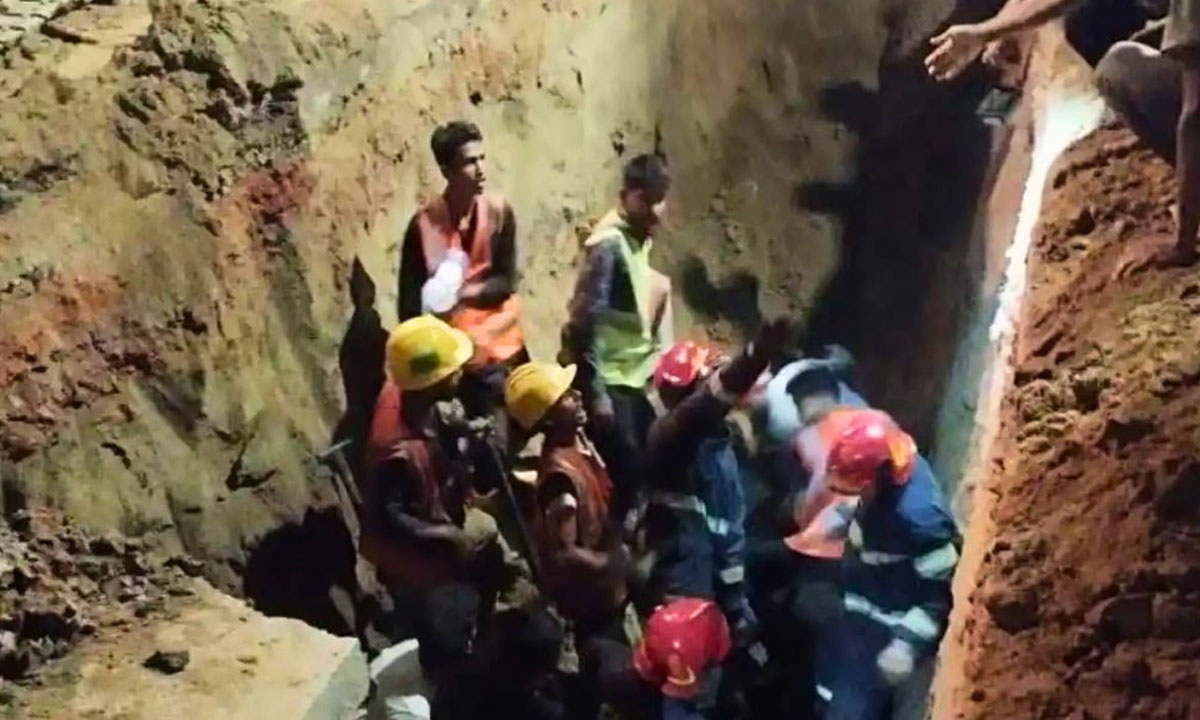 চট্টগ্রামে ওয়াসার স্যুয়ারেজ প্রকল্পে মাটি ধস: নি'হ'ত ২