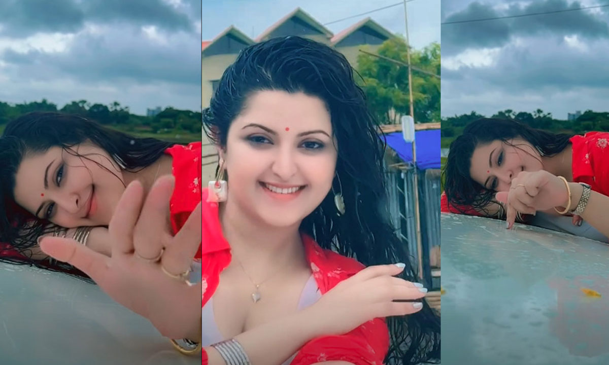 ঝুম বৃষ্টিতে ভিজে আলোচনায় পরীমনি, ভিডিও ভাইরাল