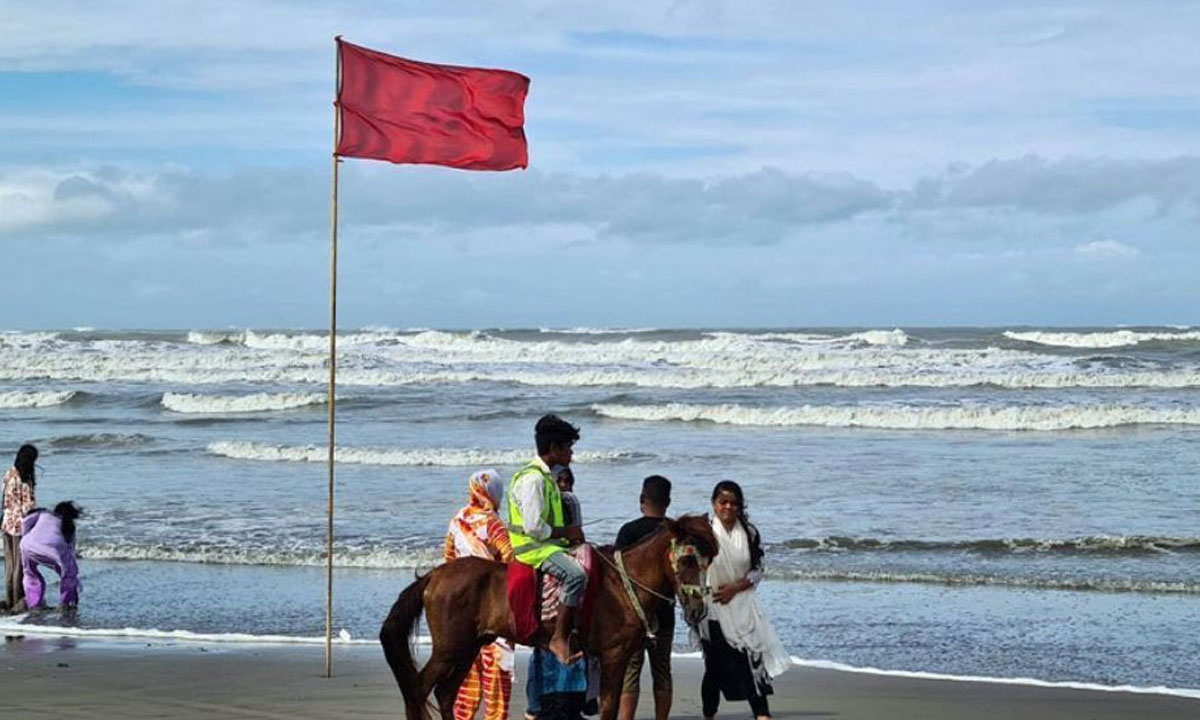 দেশজুড়ে বৃষ্টি ও দমকা হাওয়ার পূর্বাভাস, ৪ সমুদ্রবন্দরে ৩ নম্বর সতর্ক সংকেত