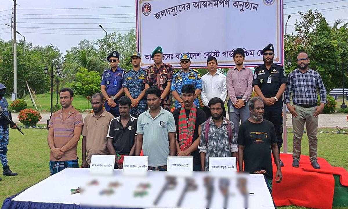 সুন্দরবনে অস্ত্রসহ আত্মসমর্পণ করল ‘সুমন বাহিনী’ বনদস্যু দলের ৭ সদস্য