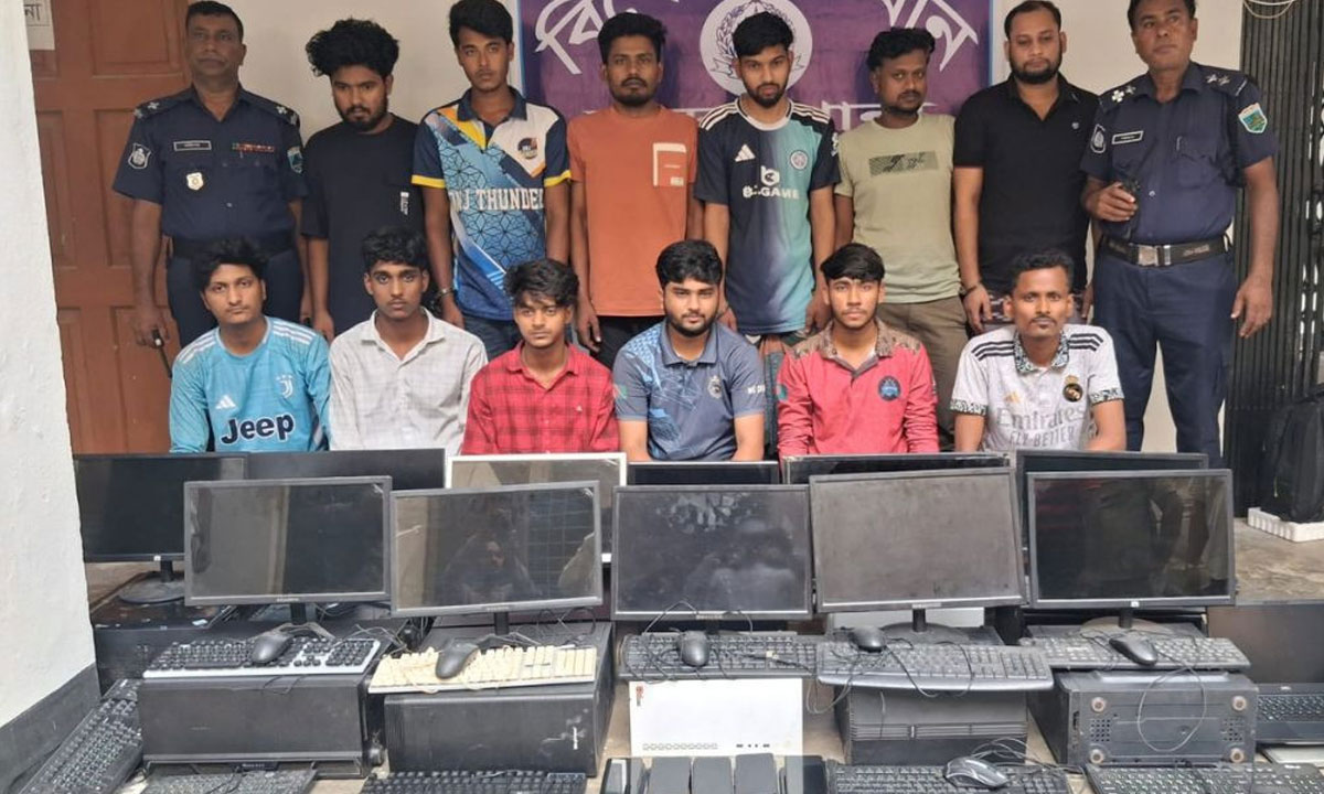 অনলাইন জু'য়া'র আস্তানায় অভিযান, নগদ টাকা ও কম্পিউটারসহ গ্রে'প্তা'র ১৫