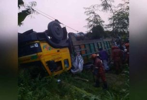 ঢাকা-টাঙ্গাইল মহাসড়কে রডভর্তি ট্রাক উল্টে নি'হ'ত ১৫