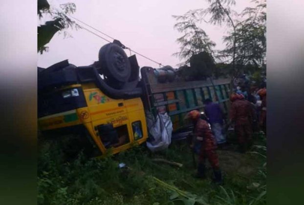 ঢাকা-টাঙ্গাইল মহাসড়কে রডভর্তি ট্রাক উল্টে নি'হ'ত ১৫